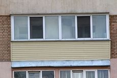 Наружная отделка балкона сайдингом Левый Берег