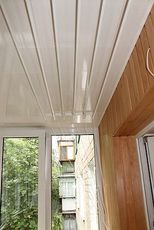 Обшивка потолка на балконе пластиковой бесшовной вагонкой