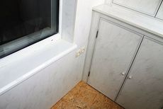 Отделка внутри балкона пластиковой бесшовной вагонкой