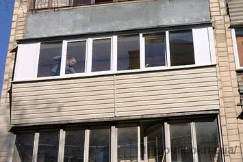 Обшивка балкона сайдингом в чешці