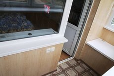 Регулювання пластикових дверей балкона