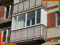 Балкон REHAU 60. Центральная часть 3050 мм, высота 1450 мм, деленная на четыре части с двумя поворотно-откидными створками. Две боковые части 800 мм глухие. Фурнитура Масо. Противомоскитная сетка