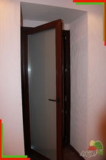 Двери межкомнатные Рехау 60 ламинированные под дерево с нажимной ручкой и замком.