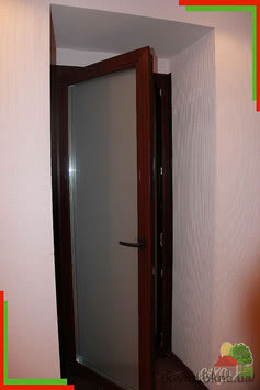 Двери межкомнатные Рехау 60 ламинированные под дерево с нажимной ручкой и замком.