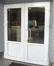 Недорого - пластиковые двери из профиля REHAU!