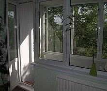 Металлоплаcтиковое окно Almpast в балконном блоке