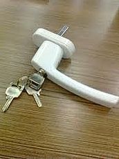 Окна ПВХ Rehau с ручкой, к которой имеется ключик для защиты от детей. Одностворчатое 0,95х0,95 м