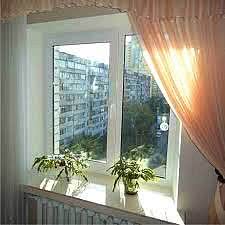 Двухстворчатое окно в квартиру из профиля ALMplast, c фурнитурой Vorne и двохкамерным стеклопакетом.