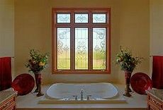 Окно ПВХ Rehau трехстворчатое для коттеджа c теплосберегающим двухкамерным стеклопакетом