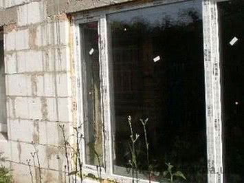 Окно пластиковое Рехау трехчастное поворотно-откидное для коттеджа, фурнитура Vorne, размер: 0,9 х 1,6 м