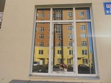 Окно пластиковое Internova трехстворчатое с пленочной ламинацией комнатное - недорого, размер: 0,9 х 1,8 м