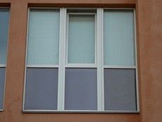 Окно профильной системы WDS трехчастное поворотно-откидное, фурнитура Сиегения - недорого, размер - 1,3 х 0,6 м