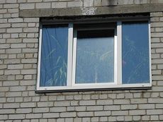 Окно профильной системы Саламандер трехчастное поворотно-откидное для гостиной, размер: 0,7 х 1,6 м