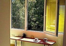 Пластиковое окно от Алмпласт поворотно-откидное в гостиную с фурнитурой компании Ворне в низшем ценовом диапазоне