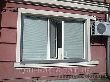 Окно пластиковое Fenster трехстворчатое в коттедж, фурнитура от Сиегения по заманчивой цене