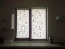 Окно пластиковое Rehau двухчастное с фурнитурой компании Ворне, размер окна - 1,5 х 0,9 м