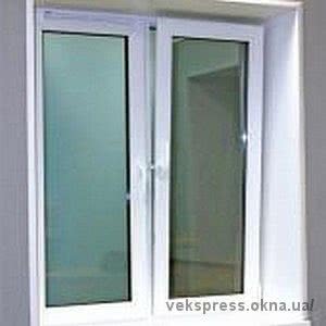 Окно ПВХ Fenster поворотное кухонное c энергосберегающим двухкамерным стеклопакетом с фурнитурой от компании Siegenia