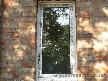 Окно Rehau дачное, фурнитура компании Siegenia, размер окна - 0,7 х 0,6 м