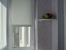 Окно ПВХ Алюпласт поворотное с ламинацией для комнаты с фурнитурой производства Ворне в средней ценовой категории