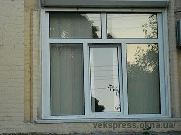 Окно ПВХ Алмпласт поворотно-откидное для гостиной, фурнитура производства MACO, размер окна - 1, 5 х 1, 2 м