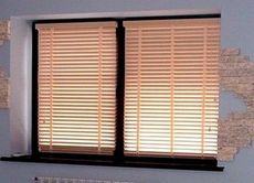 Пластиковое окно от Саламандер с фурнитурой компании Масо в среднем ценовом секторе