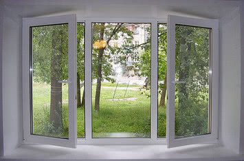 Окно деленное на три половинки из профиля Fenster с фурнитурой Sigenia.