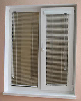 Двухстворчатое окно на кухню из профиля RehauE60 с фурнитурой Vorne.