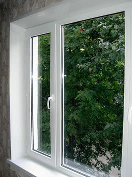 Двухстворчатое окно на кухню из профиля WDS400 с фурнитурой Sigenia.