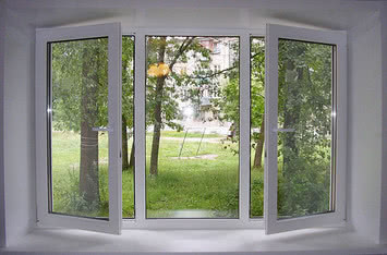 Трехстворчатое окно из профиля Rehau 60, фурнитурой Winkhaus и двухкамерным стеклопакетом