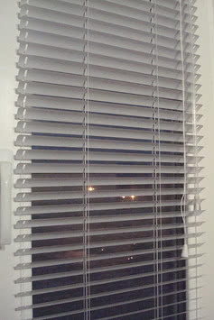 Горизонтальные алюминиевые жалюзи STANDART 25 мм белые, наклонная фиксация на струне, декоративный валанс