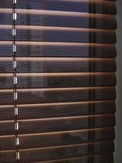 Горизонтальные алюминиевые жалюзи STANDART 25 мм перфорированные, наклонная фиксация на струне, декоративный валанс