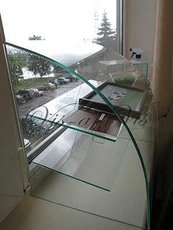 Гнутое стекло для витрин, гнутые витрины