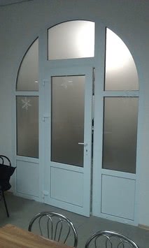 Дверь из металлопластика арочная