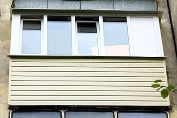 Обшивка балкону сайдингом в панельному будинку