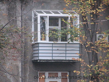 Балкон з прозорим дахом