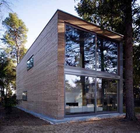 В Германии выставлен на продаже дом из стекла и дерева.