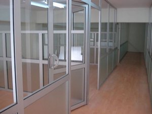 Офисные алюминиевые перегородки различной конфигурации. —  Офисные алюминиевые перегородки различной конфигурации. —