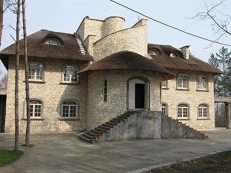 деревянные окна меранти в стильном каменном доме
