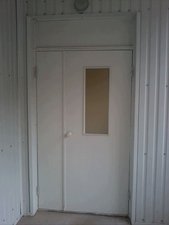 Полуторная грунтованная дверь с фрамугой. —  Полуторная грунтованная дверь с фрамугой. —