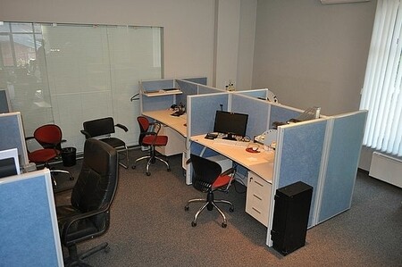 Комбінація целностеклянних перегородок з мобільними перегородками