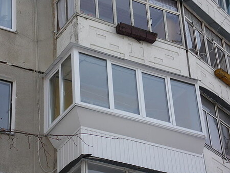 Балкони, вікна.