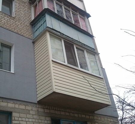 Балкон обшитый сайдингом