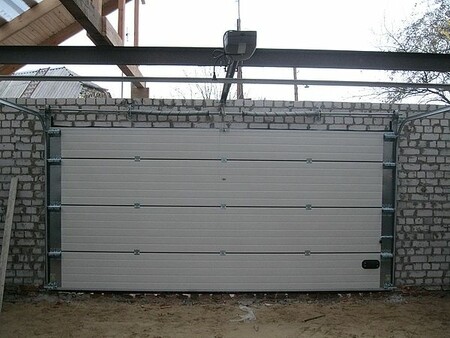 Гаражні секційні ворота з автоматикою
