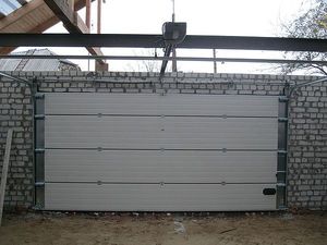 Гаражні секційні ворота з автоматикою &mdash; Євроворота