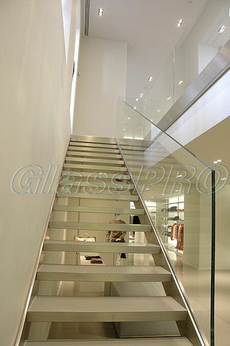 Стеклянное ограждение лестницы