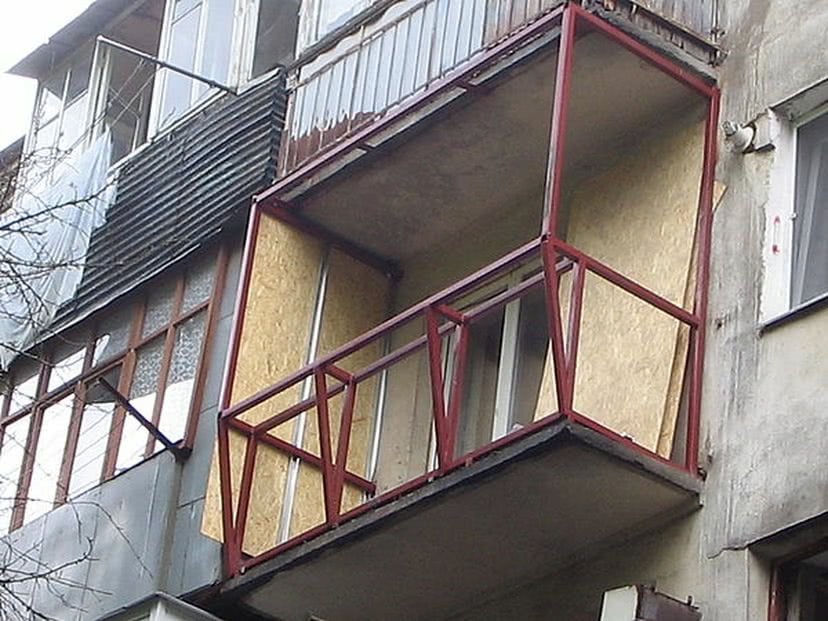 Балкон с расширением, остекленный пластиковыми окнами Рехау Делайт