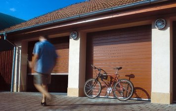 Секційні ворота Кружик, панель-BASE, (вузький гофр, вагонка) &mdash; Домосервіс