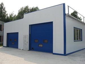 Ворота секційні промислові з врізними вікнами і дверями автоматичні Львів &mdash; MS Ukraine