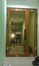 Алюминиевая дверь с тонированным зеркальным стеклом —  Алюминиевая дверь с тонированным зеркальным стеклом —