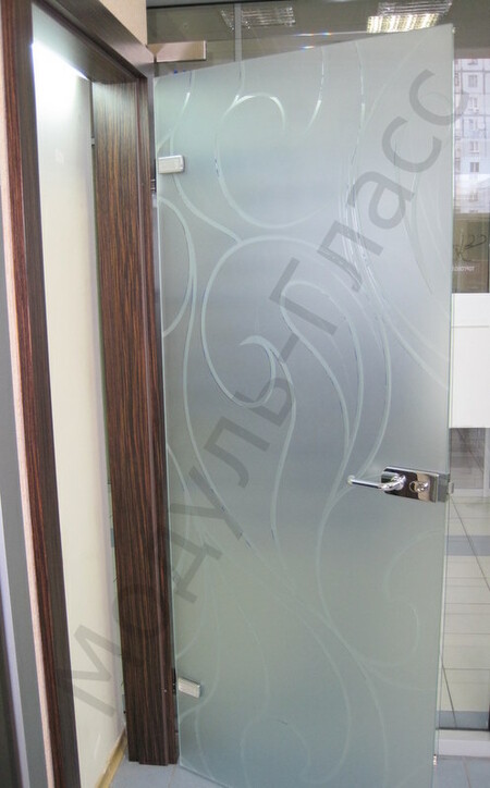 Стеклянная дверь в шпонированной коробке